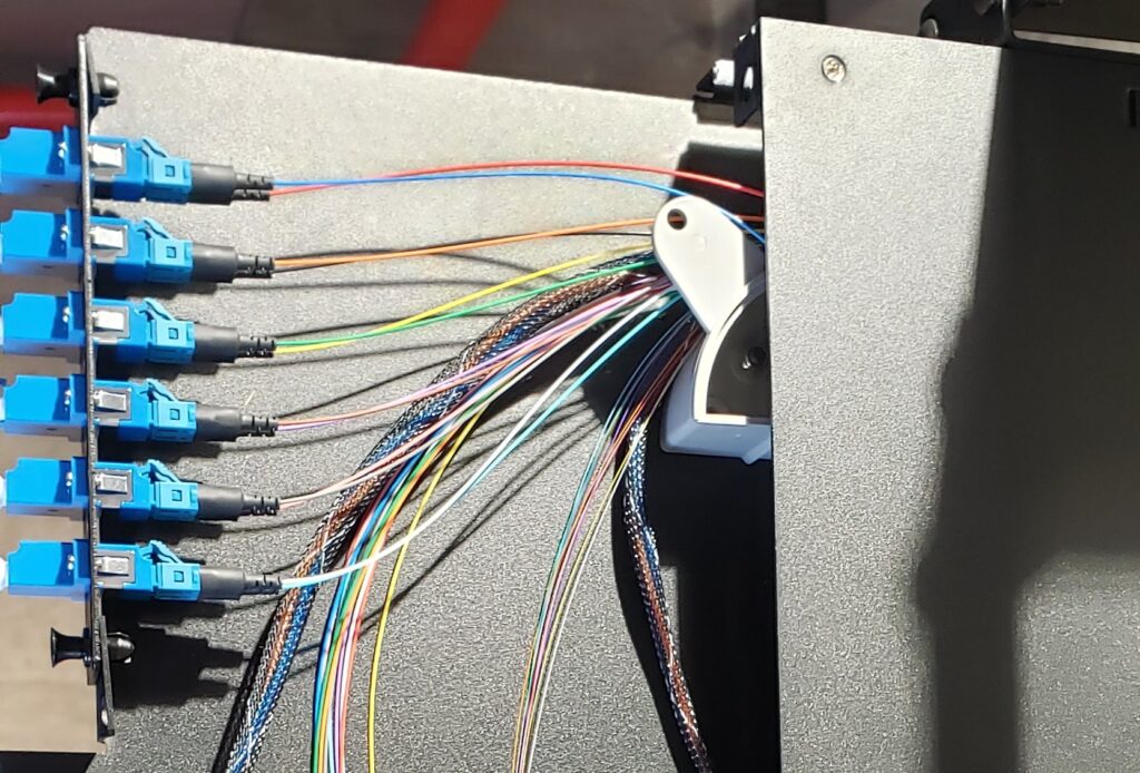 Fibre optic splice tray with LC connectors during termination